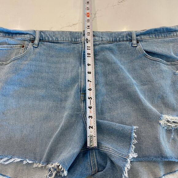 Abercrombie & Fitch The 4” Mom Short High Rise in 36/ 22 - Picture 6 of 6